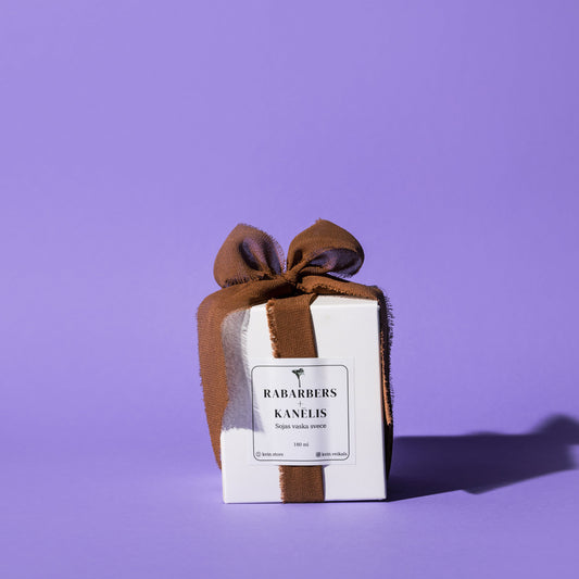 Sojas vaska svece RABARBERS + KANĒLIS Dāvanu kastītē